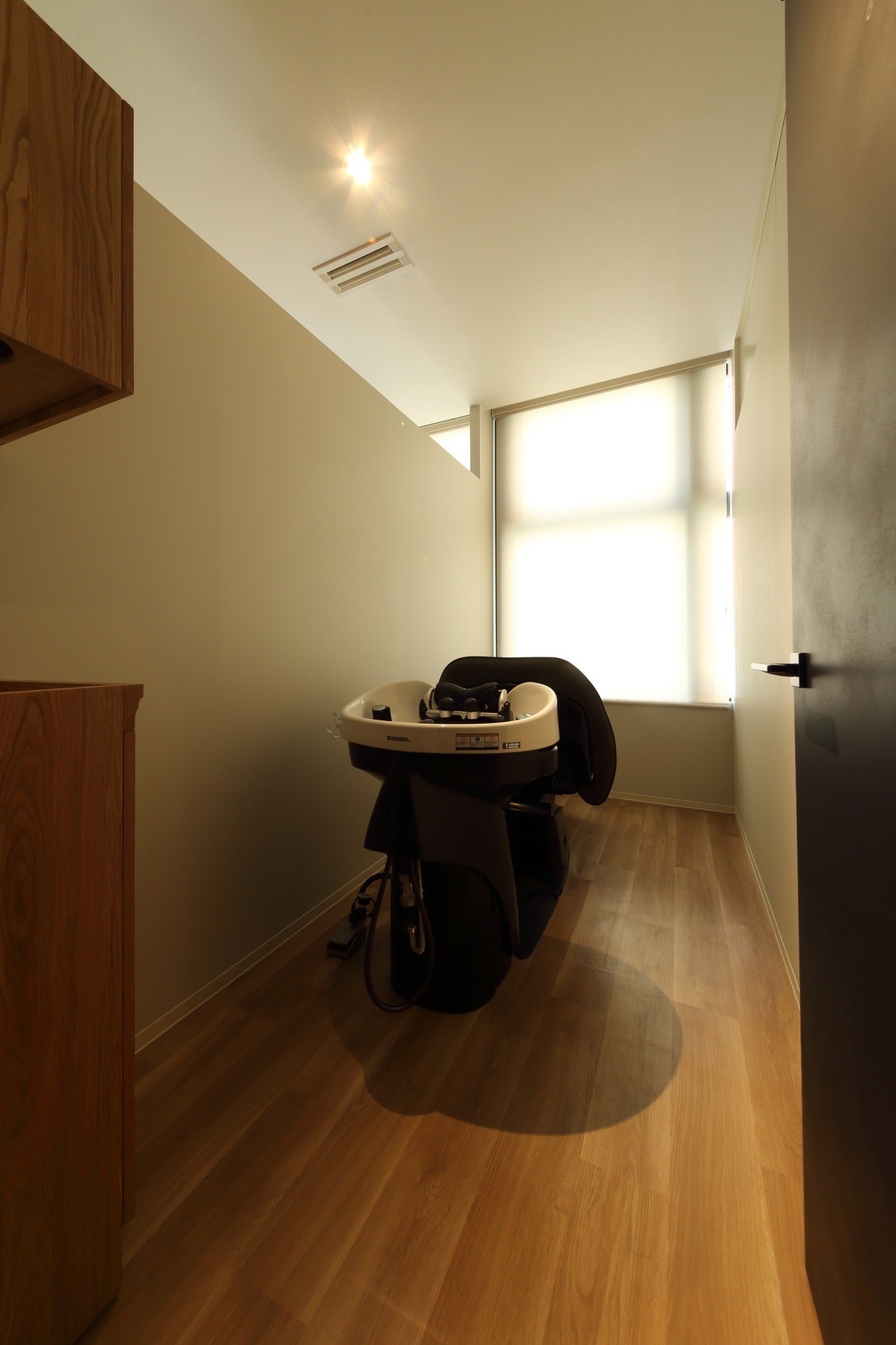 【梅田】人気の梅田「茶屋町エリア」《ヘッドスパ&トリートメントに特化したサロン》《デビューまで平均1年半》《完全週休2日》《社会保険完備》≪土日休みは最大年4回OK≫≪最大10連休OK≫ケアリスト・スパニストのスキルも習得可能！幅広く活躍できる環境が整っています！「MORNI（モルニ）」からアシスタント（美容師）の求人☆★☆