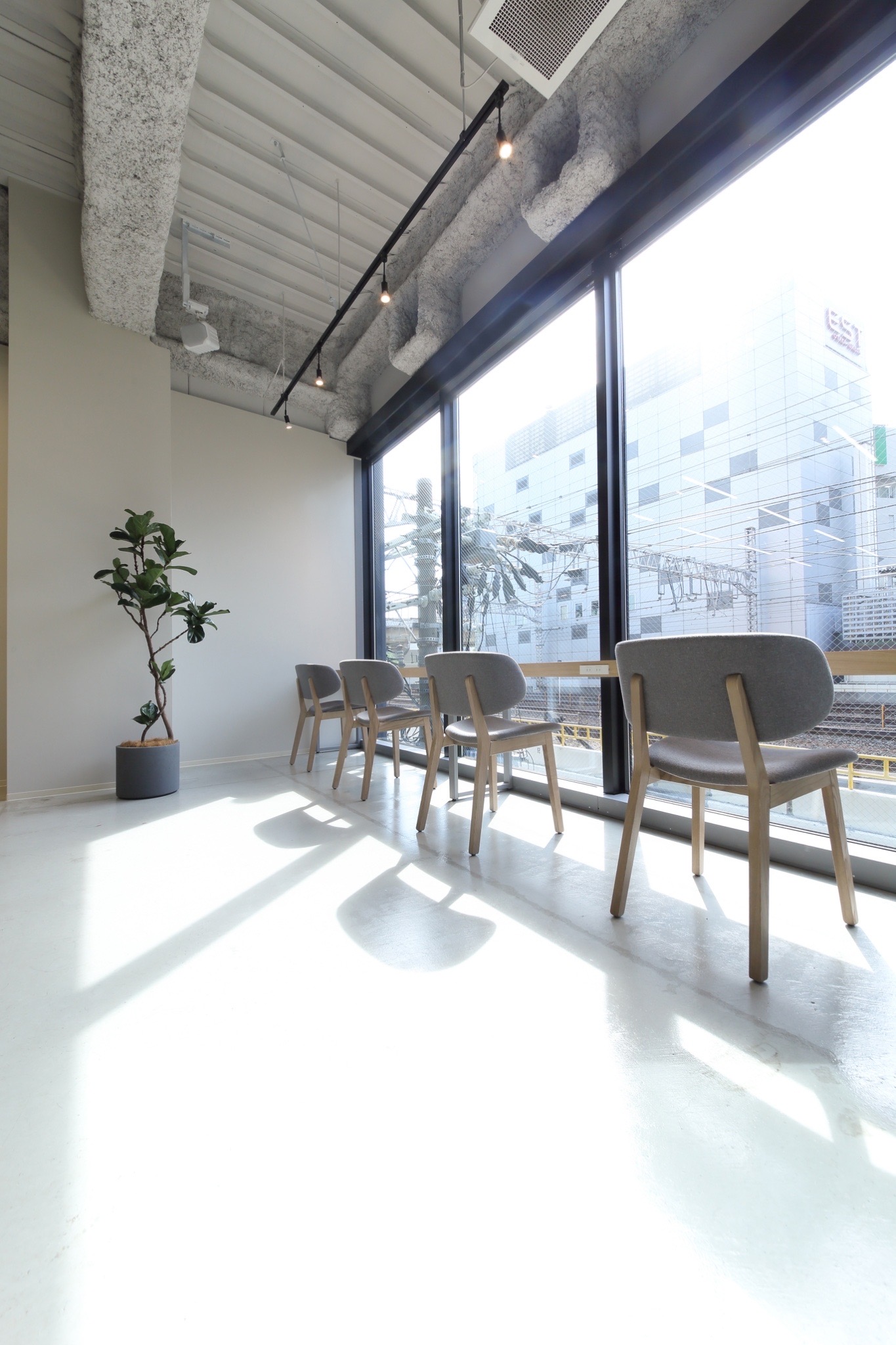 【梅田】人気の梅田「茶屋町エリア」《ヘッドスパ&トリートメントに特化したサロン》《デビューまで平均1年半》《完全週休2日》《社会保険完備》≪土日休みは最大年4回OK≫≪最大10連休OK≫ケアリスト・スパニストのスキルも習得可能！幅広く活躍できる環境が整っています！「MORNI（モルニ）」からアシスタント（美容師）の求人☆★☆