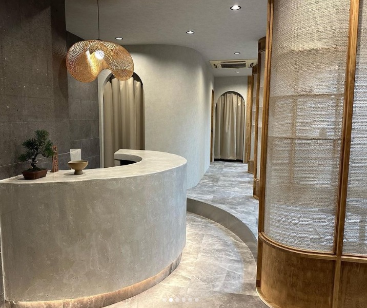 【西鉄平尾】月給19万円・社会保険完備・完全週休2日制!!ひとりひとりのお客様を大切してたくさんの笑顔を創ります。早回しでなくお客様満足度が高いオシャレヘアサロン「loe 平尾山荘(ロエヒラオサンソウ)」からアシスタント(美容師)の求人☆★