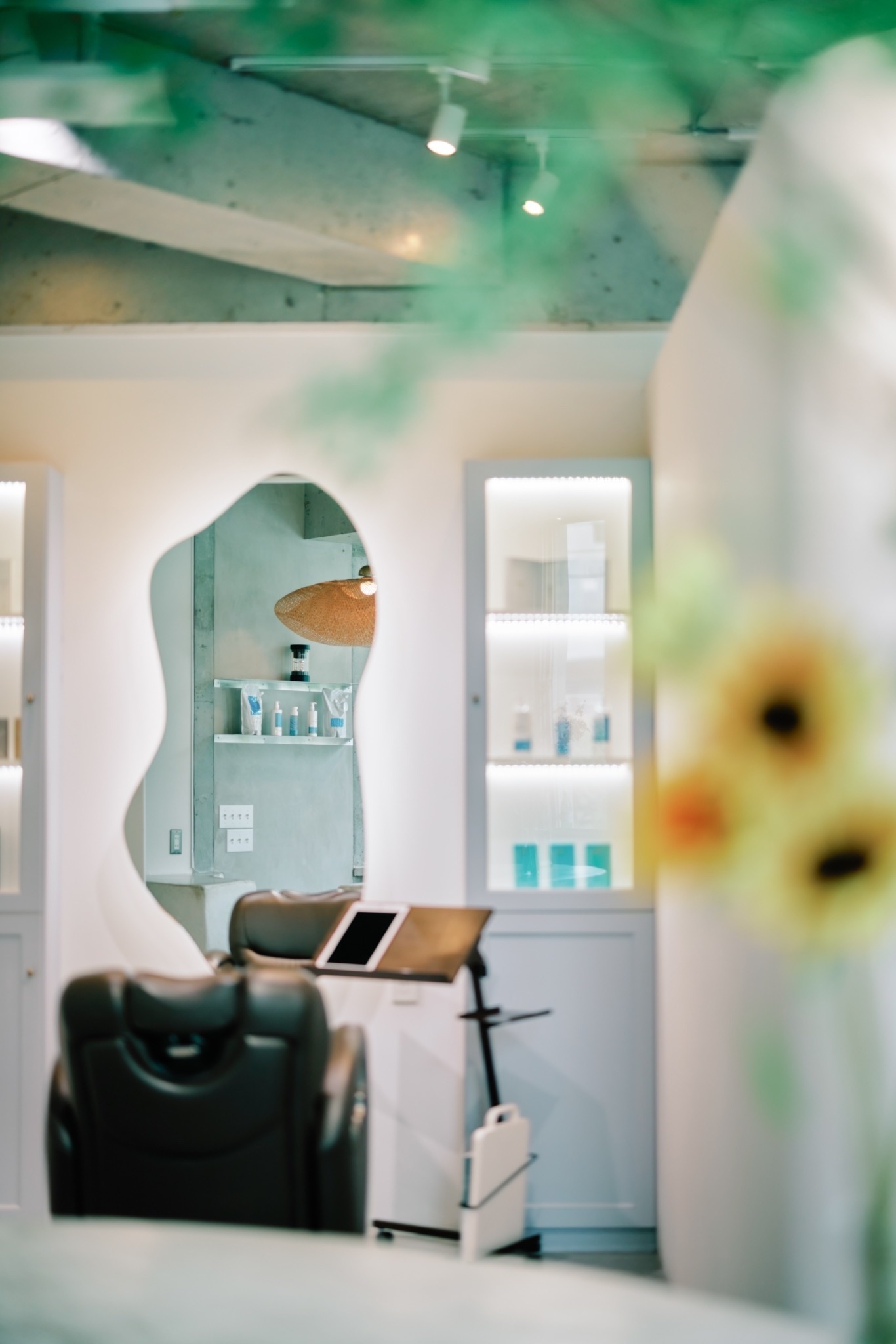 【薬院駅】月給25万円・社会保険完備・完全週休2日制！！ひとりひとりのお客様を大切してたくさんの笑顔を創ります。早回しでなくお客様満足度が高いオシャレヘアサロン「脱白髪染めハイライト専門店 loe 薬院本店（ダツシラガゾメハイライトセンモンテンロエヤクインホンテン）」からスタイリスト（美容師）の求人☆★