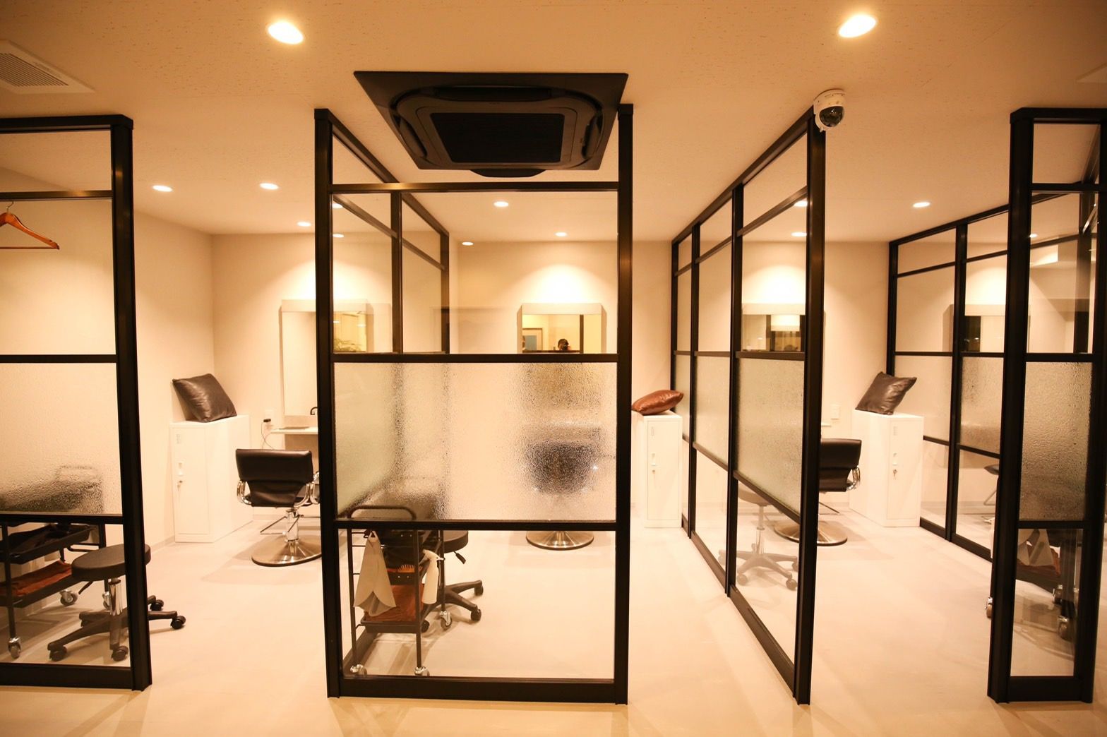 【四ツ橋線なんば駅】全席個室でスパとトリートメントに特化したヘアサロン！≪自由出勤OKの正社員サロン≫≪社会保険完備≫≪完全マンツーマン≫ライフスタイルに合わせた働き方を選べる体制です！「無垢〜muku〜（ムク）」からスタイリスト（美容師）の求人☆★