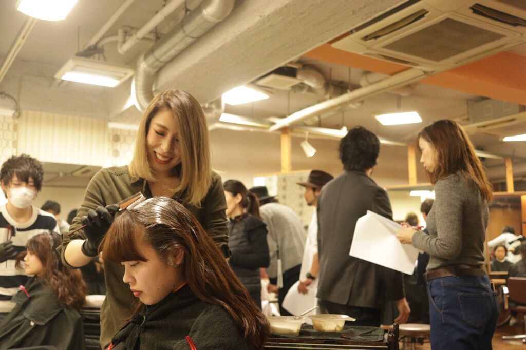 【阪神御影】≪月給26万円≫≪平均退店時間19:00頃≫完全週休2日制も選択可能!長く働けるか環境が整った地域密着サロン 毎日多くのお客様が来店されるので入客チャンス◎プライベートも充実できます「hairs BERRY 阪神御影店(ヘアーズベリーハンシンミカゲテン)」からスタイリスト(美容師)の求人☆★