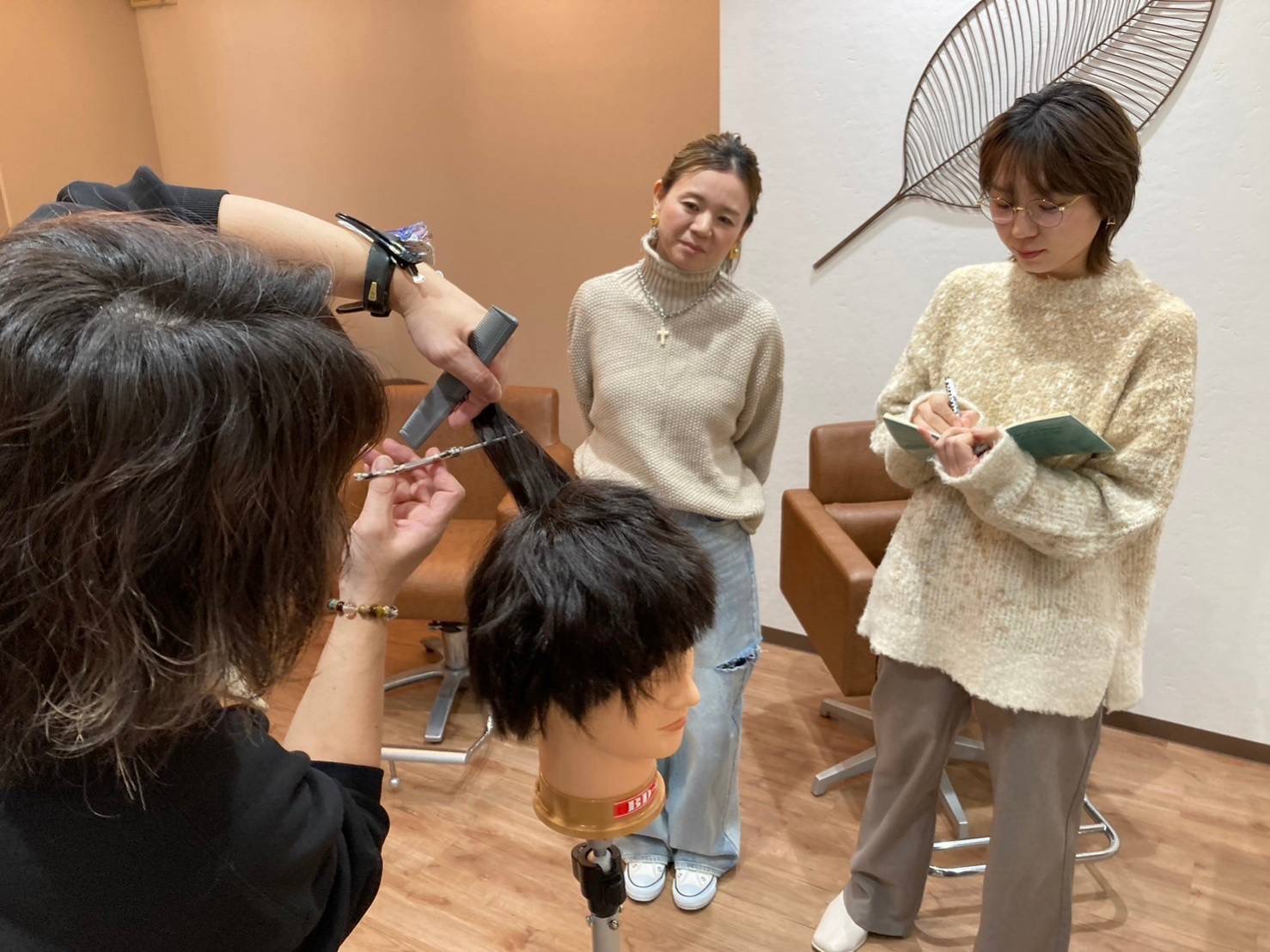 【城陽市長池】≪毎週日曜定休≫≪月8,9日休み≫≪社会保険完備≫≪20時までに退勤可能≫ママさん美容師も歓迎！パートアルバイトから準社員への働き方の切り替えも相談可能！早めに退社して友達と遊びに行こう！というスタイルのサロン！入客チャンスあり！お客様とは近い距離で関わっていける「Seod hair（シードヘアー）」からスタイリスト（美容師）の求人☆★☆