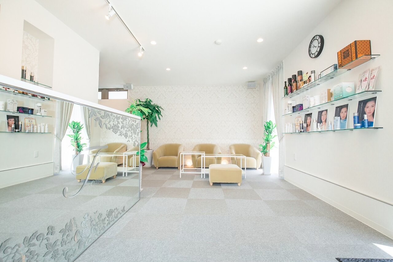 【佐賀駅】≪未経験大歓迎・残業やノルマなし・19時退勤・駐車場完備・休憩1時間・車通勤OK・ネイル髪色自由・SNSブログ更新なし・研修充実・最短3週間でデビュー・平均給与22万円≫研修期間中も給与発生！お客様のキレイをサポートするトータルビューティーサロン「Feaure 佐賀玉屋前店（フィオーレサガタマヤマエテン）」からアイリスト（まつげエクステ・まつげパーマ・アイブロウ）の求人☆☆