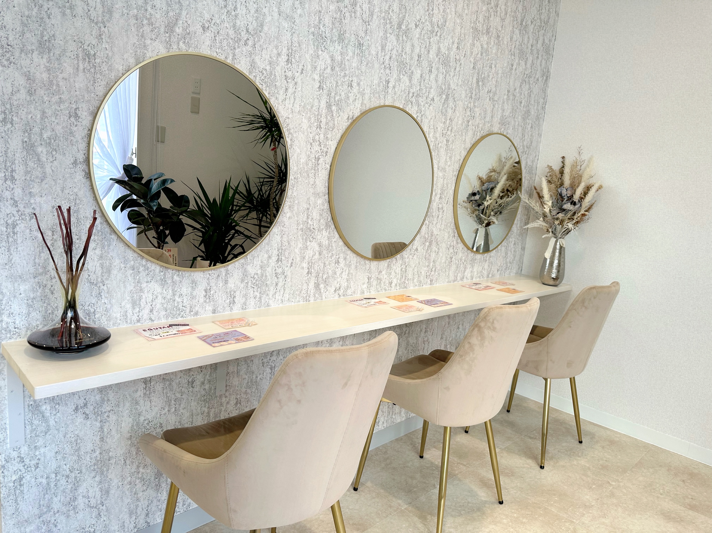 【モラージュ佐賀】≪未経験大歓迎・残業やノルマなし・19時退勤・駐車場完備・休憩1時間・車通勤OK・ネイル髪色自由・SNSブログ更新なし・研修充実・最短3週間でデビュー・平均給与22万円≫研修期間中も給与発生！お客様のキレイをサポートするトータルビューティーサロン「Feaure 佐賀巨勢店（フィオーレサガコセテン）」からアイリスト（まつげエクステ・まつげパーマ・アイブロウ）の求人☆☆