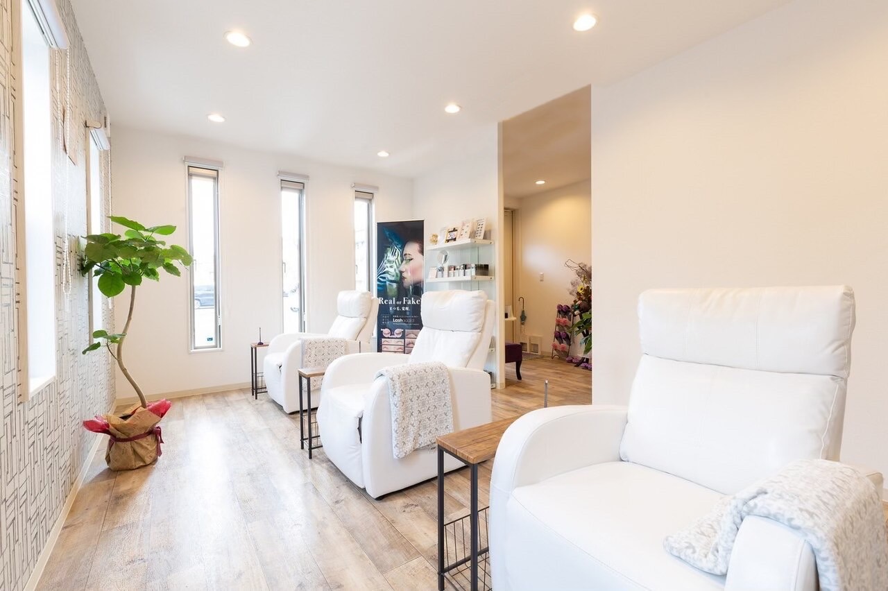 【鳥栖駅】≪未経験大歓迎・残業やノルマなし・19時退勤・駐車場完備・休憩1時間・車通勤OK・ネイル髪色自由・SNSブログ更新なし・研修充実・最短3週間でデビュー・平均給与22万円≫研修期間中も給与発生！お客様のキレイをサポートするトータルビューティーサロン「Feaure 鳥栖店（フィオーレトステン）」からアイリスト（まつげエクステ・まつげパーマ・アイブロウ）の求人☆☆