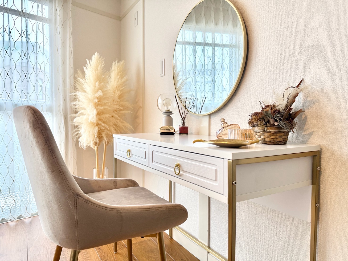 【博多駅】≪残業やノルマなし・休憩1時間・19時退勤・交通費支給・ネイル髪色自由・SNSブログ更新なし・未経験大歓迎・研修充実・最短3週間でデビュー・入社3年未満スタッフの平均給与22万円≫研修期間中も給与発生!お客様のキレイをサポートするトータルビューティーサロン「Feaure 福岡博多店(フィオーレフクオカハカタテン)」からアイリスト(まつげエクステ・まつげパーマ・アイブロウ)の求人☆☆