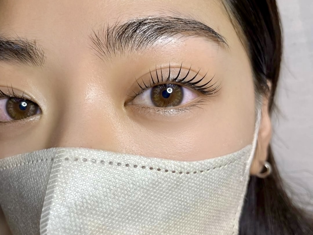 【佐賀駅】≪未経験大歓迎・残業やノルマなし・19時退勤・駐車場完備・休憩1時間・車通勤OK・ネイル髪色自由・SNSブログ更新なし・研修充実・最短3週間でデビュー・平均給与22万円≫研修期間中も給与発生！お客様のキレイをサポートするトータルビューティーサロン「Feaure 佐賀玉屋前店（フィオーレサガタマヤマエテン）」からアイリスト（まつげエクステ・まつげパーマ・アイブロウ）の求人☆☆