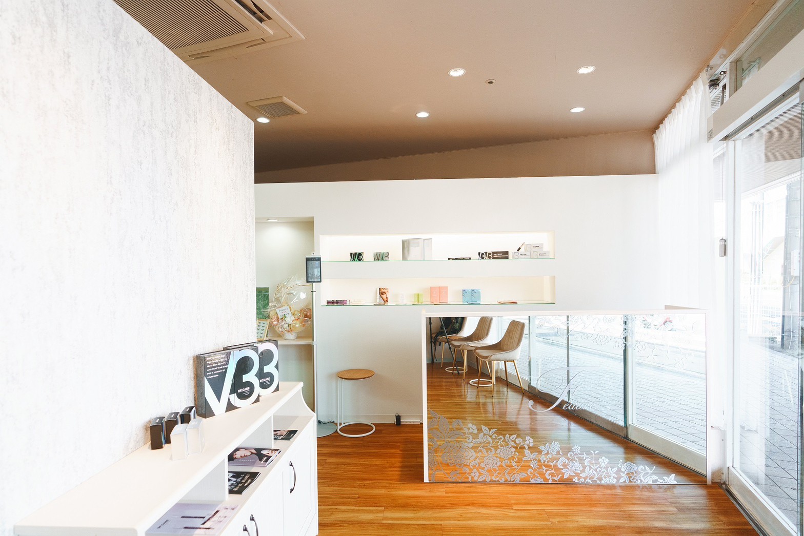 【二日市駅】≪未経験大歓迎・残業やノルマなし・19時退勤・駐車場完備・休憩1時間・車通勤OK・ネイル髪色自由・SNSブログ更新なし・研修充実・最短3週間でデビュー・平均給与22万円≫研修期間中も給与発生！お客様のキレイをサポートするトータルビューティーサロン「Feaure 筑紫野二日市店（フィオーレチクシノフツカイチテン）」からアイリスト（まつげエクステ・まつげパーマ・アイブロウ）の求人☆☆