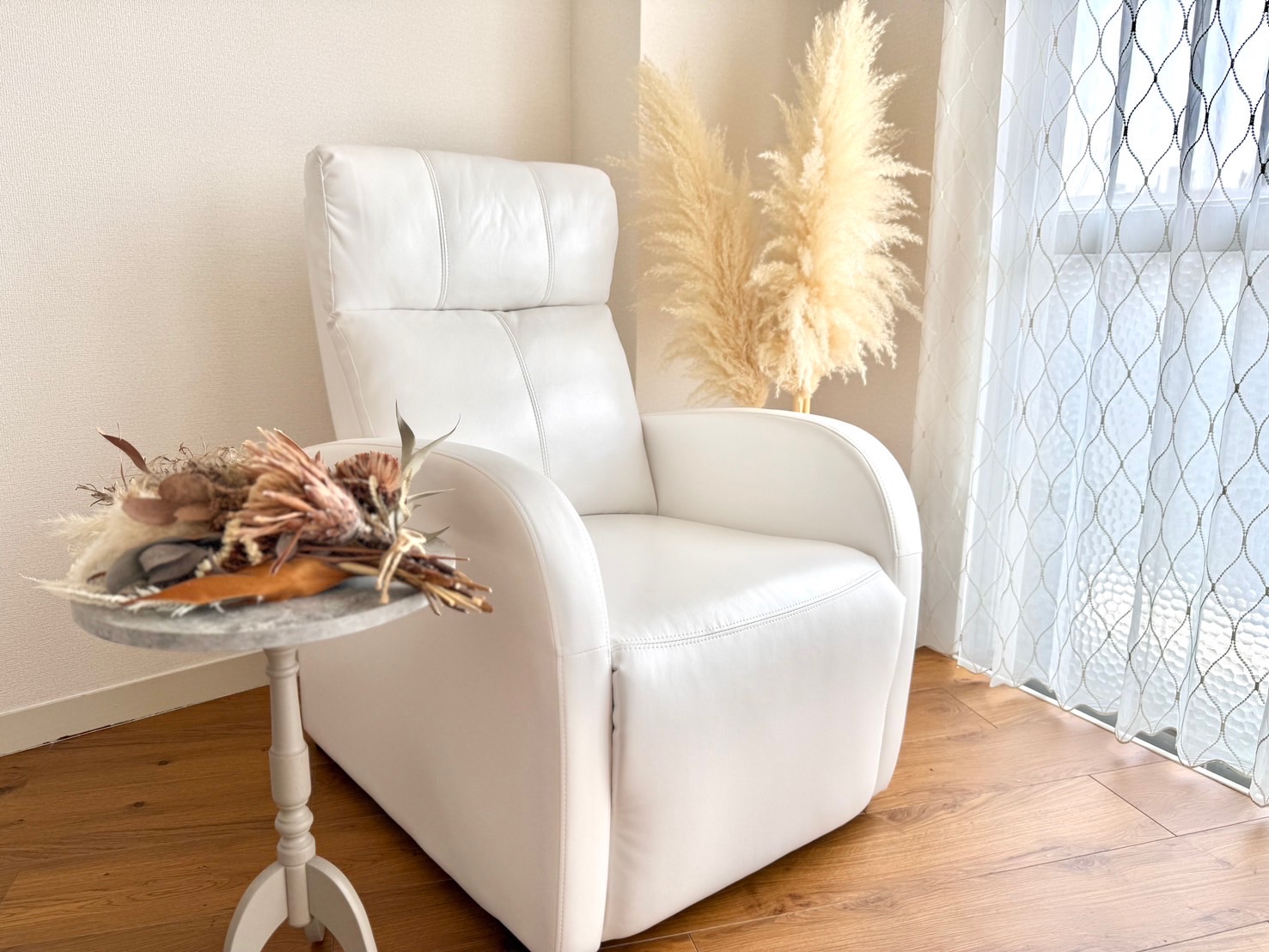 【博多駅】≪残業やノルマなし・休憩1時間・19時退勤・交通費支給・ネイル髪色自由・SNSブログ更新なし・未経験大歓迎・研修充実・最短3週間でデビュー・入社3年未満スタッフの平均給与22万円≫研修期間中も給与発生!お客様のキレイをサポートするトータルビューティーサロン「Feaure 福岡博多店(フィオーレフクオカハカタテン)」からアイリスト(まつげエクステ・まつげパーマ・アイブロウ)の求人☆☆