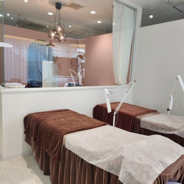 【新栄町】≪講師も目指せる環境≫≪福利厚生も充実で安心して働ける≫施術タイムもゆとりをもって丁寧にお客様と関われる環境あり！ゆくゆくは講師専任として活躍することも可能です！「2025年夏ごろ、名古屋市東区エリアにオープン予定のアイラッシュサロン」からアイリスト（まつげエクステ・まつげパーマ・アイブロウ）の求人☆☆