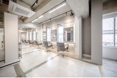 【小倉】海外にも出店しています！≪フリー40〜50％／指名50〜60％還元≫アナタの頑張り次第で月30万円以上も狙える！休みや時間の融通もきくのでプライベートも充実させられる「freedom chouchou（フリーダムシュシュ）」からスタイリスト（美容師）の求人☆★