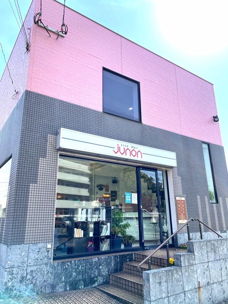 【板付】≪最短18時で退勤可能・高月給スタート・社会保険完備・完全週休2日制に移行予定・パートアルバイト雇用は時給1300円≫明るいカラーやトレンドを取り入れたメニューも大人気!地域密着型でたくさんのお客様に愛されるヘアサロン「JUNON(ジュノン)」からスタイリスト(美容師)の求人☆★