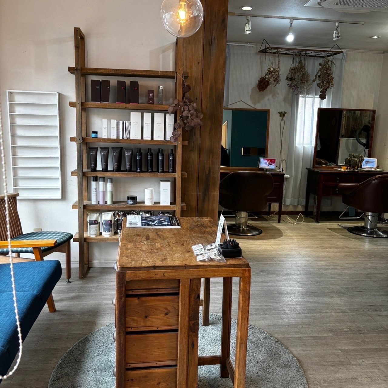 【昇町】≪入社後6ヶ月間は月給25万円の保証給あり・日曜定休あり・日祝の営業時間は17時まで・月給約40万円の支給実績あり・完全週休二日制・社会保険完備≫頑張ったら頑張っただけ還元！カット技術や薬剤など様々な知識を身につけることができるヘアサロン「1/f HAIR SPACE（エフブンイチヘアスペース）」からスタイリスト（美容師）の求人☆★