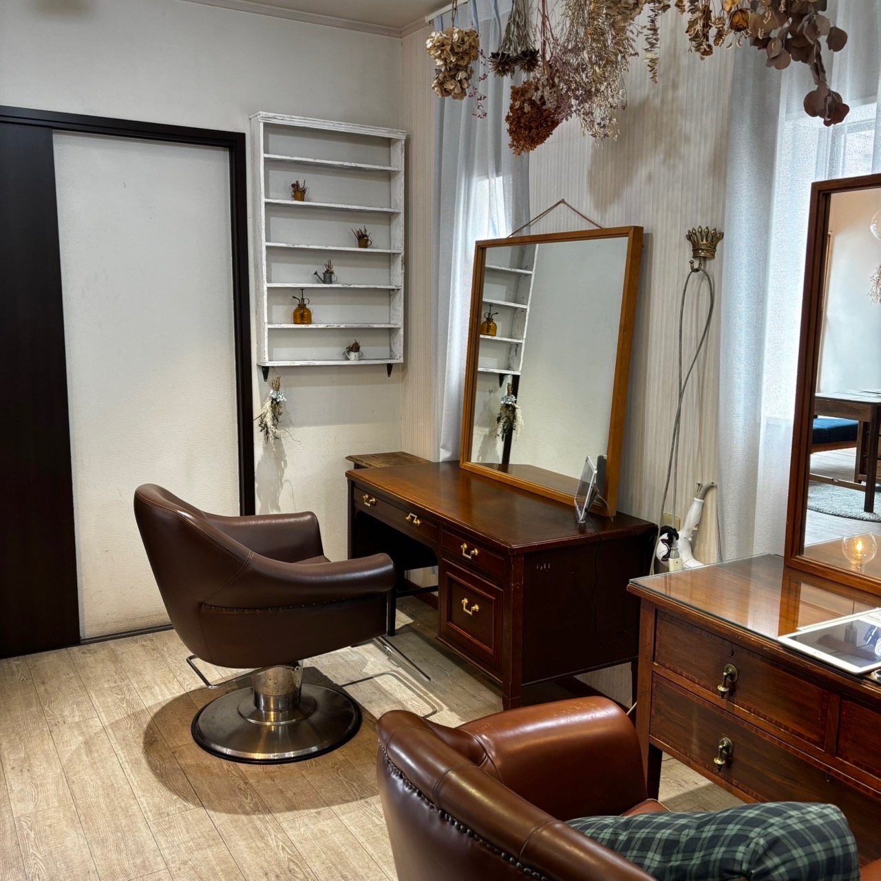 【昇町】≪入社後6ヶ月間は月給25万円の保証給あり・日曜定休あり・日祝の営業時間は17時まで・月給約40万円の支給実績あり・完全週休二日制・社会保険完備≫頑張ったら頑張っただけ還元！カット技術や薬剤など様々な知識を身につけることができるヘアサロン「1/f HAIR SPACE（エフブンイチヘアスペース）」からスタイリスト（美容師）の求人☆★