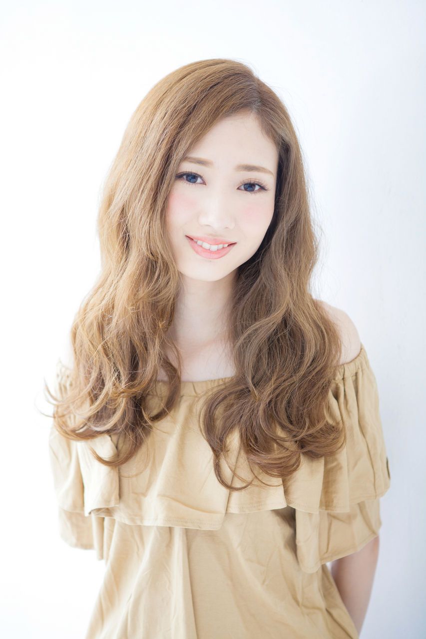 【天神】≪最低保証25万円~≫≪フリー指名税込80%還元≫ハイトーンカラーが大人気。20~30代のお客様が中心です。自由出勤で働きやすく自分の時間が作りやすいシェアビューティーヘアサロン「Azure(アズール)」からスタイリスト(美容師)の求人☆★