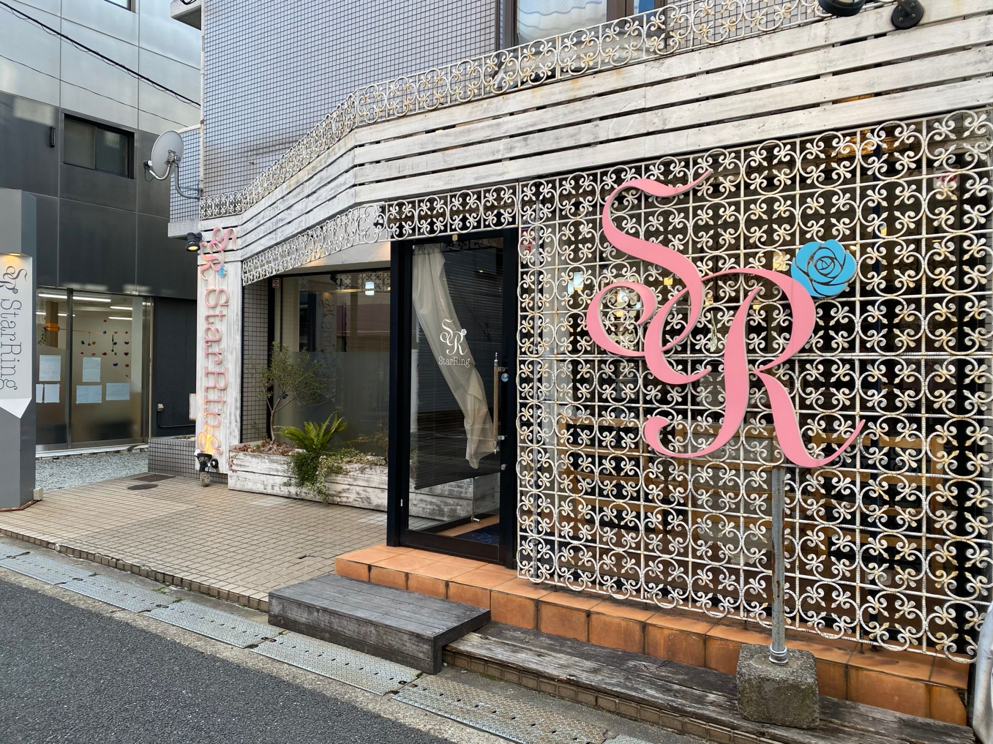 【鴻池新田】≪月8〜10日休み≫≪月給19万円〜≫≪社会保険完備≫≪住宅手当あり≫≪美容師とアイリストの兼任可能≫営業時間内レッスン可能！お客様とフランクに関わり、楽しい空間を提供していきます！個人に合わせた成長で働きやすい！「StarRing（スターリング）」からアシスタント（美容師）の求人☆★