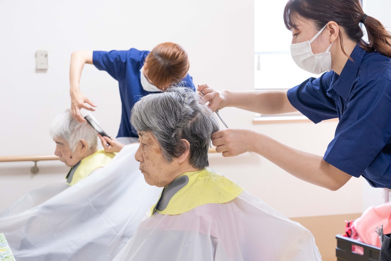 【阿倍野】美容師としての経験を活かせる訪問美容のお仕事！年齢不問！時短勤務などの相談もOKです！訪問美容が未経験の方でも一から研修を行います！「大阪の施設やご自宅に向かう訪問美容のお仕事」からスタイリスト（美容師）の求人★☆