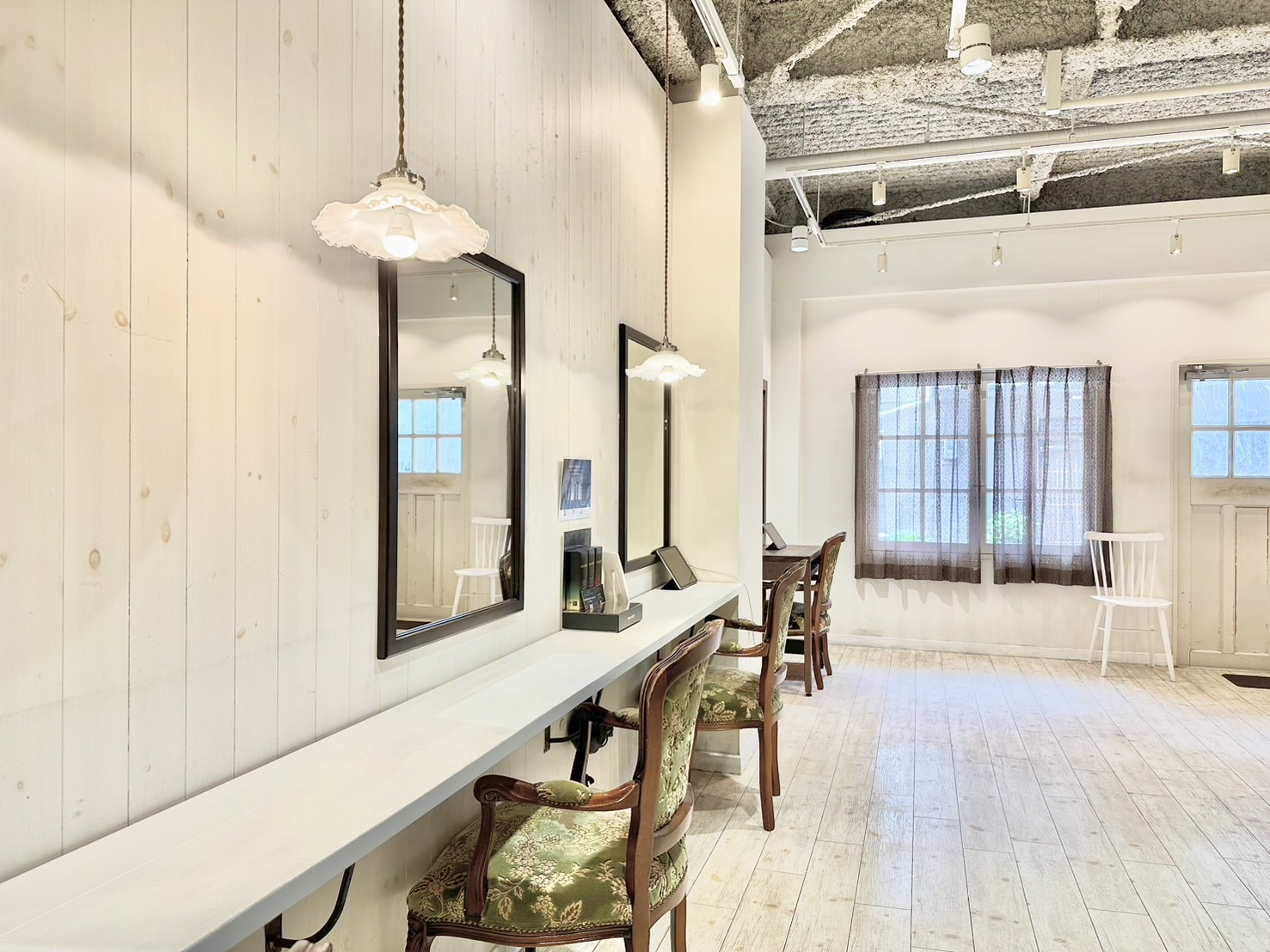 【阿波座】≪月給25万円〜≫≪歩合給あり≫少人数制なのでマンツーマンでしっかり接客。アットホームでお客様はもちろん、スタッフ間のコミュニケーションをなにより大切にしています!!撮影にも興味がある方にもオススメです!「hasigo.(ハシゴ)」からスタイリスト(美容師)の求人☆★☆