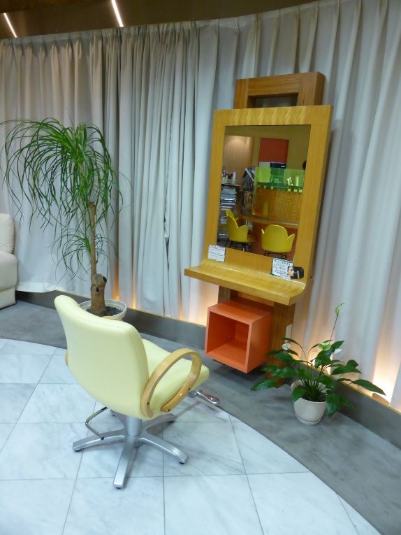 【兵庫駅】≪月給18万円スタート≫≪月8日休み≫≪19時半には退勤可能≫ファミリーで利用される方が多い地域密着型サロン♪ノルマ、強制など一切なくアットホームな雰囲気の働きやすいお店です♪“material（マテリアル）”からアシスタント（美容師）の求人★☆