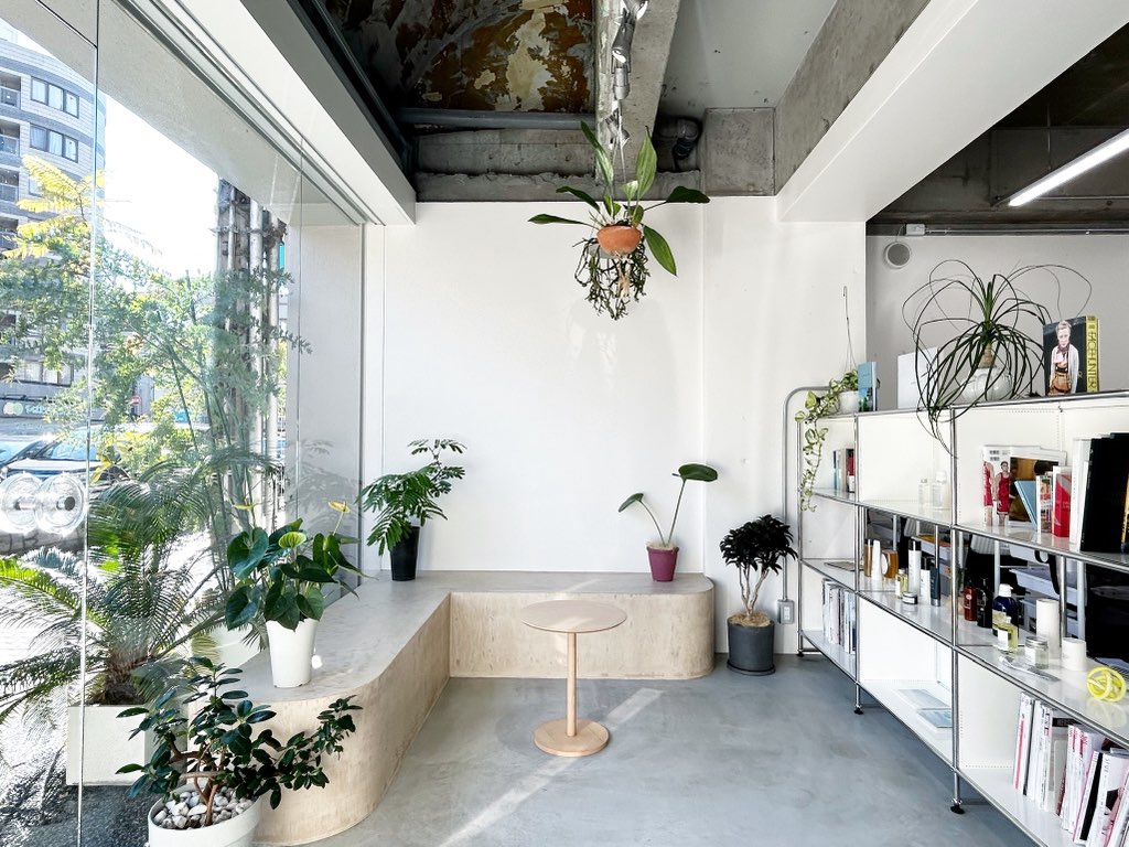 【昭和町】≪月給21万円スタート≫≪完全週休2日制≫≪平均退社19時≫少人数制サロンなのでマンツーマンで技術指導してもらえる環境！2年デビューも目指せる!!「TSUBAME HAIR（ツバメヘアー）」からアシスタント（美容師）の求人☆☆