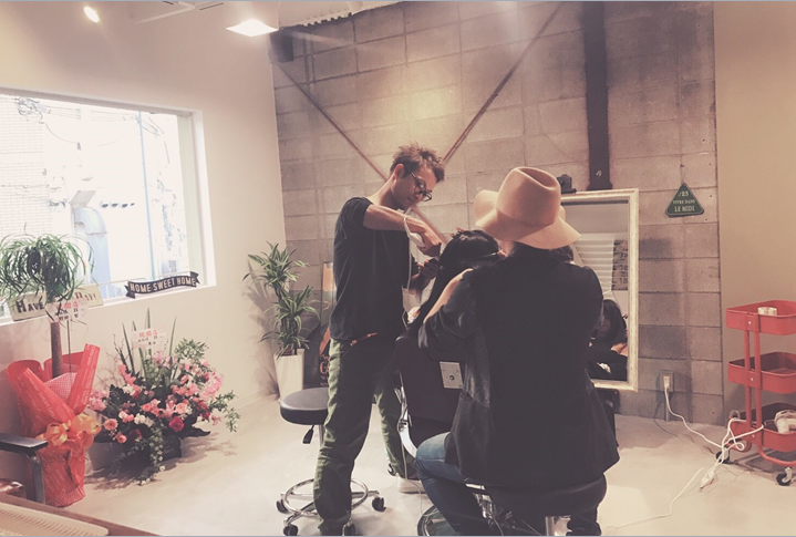 【北野田】≪月給21〜25万円＋歩合≫≪入客チャンスあり!!≫小さいお子様がいるスタッフさんも活躍しています!!幅広い技術を身に着けたい方にもおすすめ！男女問わず幅広い年齢層のお客様が通われるユニセックスサロン「and B（アンドビー）」からスタイリスト（美容師）の求人★☆