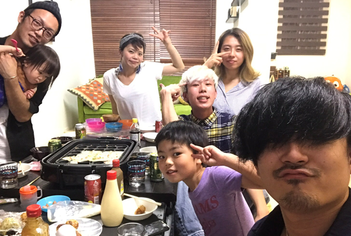 【北野田】≪月給21〜25万円＋歩合≫≪入客チャンスあり!!≫小さいお子様がいるスタッフさんも活躍しています!!幅広い技術を身に着けたい方にもおすすめ！男女問わず幅広い年齢層のお客様が通われるユニセックスサロン「and B（アンドビー）」からスタイリスト（美容師）の求人★☆