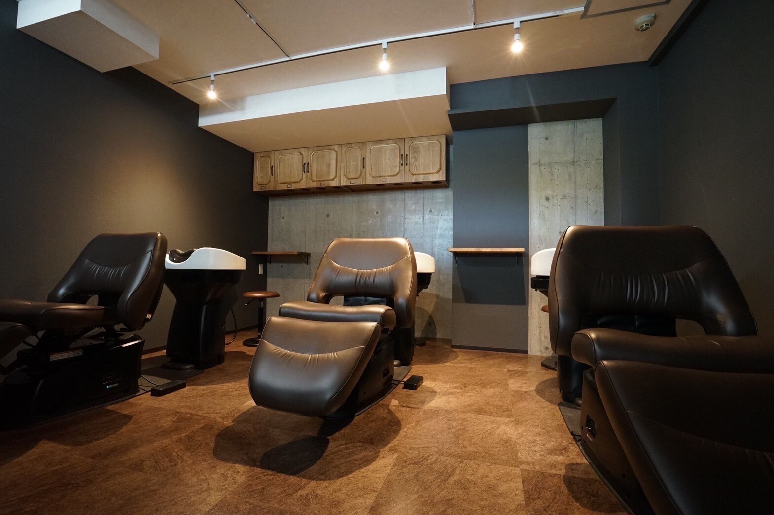 【堺東駅】≪月給22万スタート！≫≪完全週休2日制or定休日＋1日休み≫≪社会保険完備≫≪営業中レッスン可能≫プライベートも充実、人間関係良好、カリキュラムもしっかりしているアットホームなサロンです！メイク・着付け・スパも学べます！「ROCCA hair eje.（ロッカ ヘア エジェ）」からアシスタント（美容師）の求人★☆