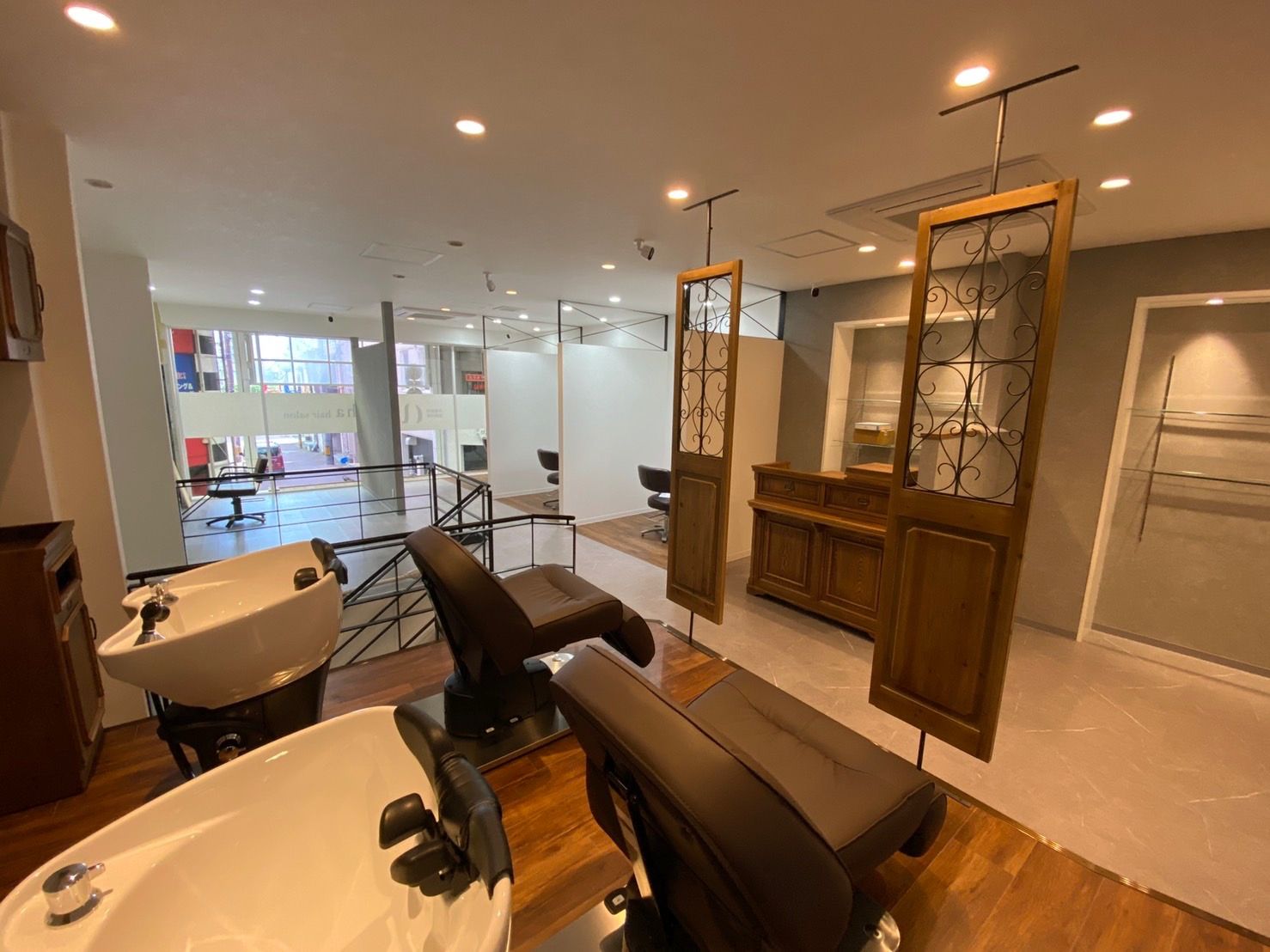 【西鉄久留米駅】≪月給25万円スタート・社会保険完備・高単価・営業時間は9〜18時≫マンツーマン接客のためお客様一人ひとりとしっかり向き合えます！時短社員やパート・アルバイトなどライフスタイルに合わせた働き方が選べるヘアサロン「半個室型髪質改善 alpha hair salon 久留米店（ハンコシツガタカミシツカイゼンアルファヘアサロンクルメテン）」からスタイリスト（美容師）の求人★☆