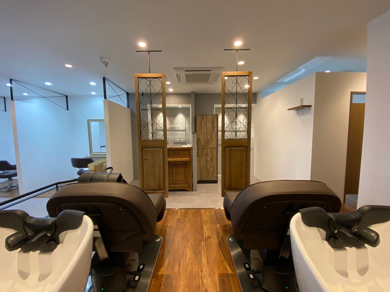 【西鉄久留米駅】≪月給25万円スタート・社会保険完備・高単価・営業時間は9〜18時≫マンツーマン接客のためお客様一人ひとりとしっかり向き合えます！時短社員やパート・アルバイトなどライフスタイルに合わせた働き方が選べるヘアサロン「半個室型髪質改善 alpha hair salon 久留米店（ハンコシツガタカミシツカイゼンアルファヘアサロンクルメテン）」からスタイリスト（美容師）の求人★☆