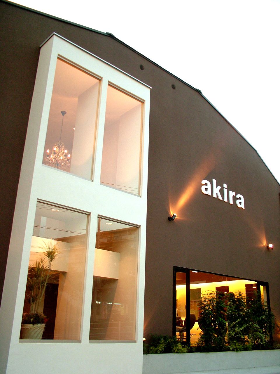 【名谷】≪社会保険完備≫≪18時半完全退社！≫美容師のライフスタイルをもっと自由に！≪2種類の勤務体制を選択可能≫≪ママパパが働きやすい環境≫遅くまで残る事なく、プライベートも重視できるアットホームなサロン！しっかり技術を学びたい方にピッタリのサロンです！「akira 名谷店（アキラミョウダニテン）」からアシスタント（美容師）の求人☆★