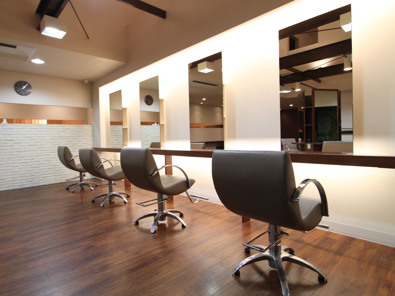 【名谷】≪社会保険完備≫≪18時半完全退社！≫美容師のライフスタイルをもっと自由に！≪2種類の勤務体制を選択可能≫≪ママパパが働きやすい環境≫遅くまで残る事なく、プライベートも重視できるアットホームなサロン！しっかり技術を学びたい方にピッタリのサロンです！「akira 名谷店（アキラミョウダニテン）」からアシスタント（美容師）の求人☆★