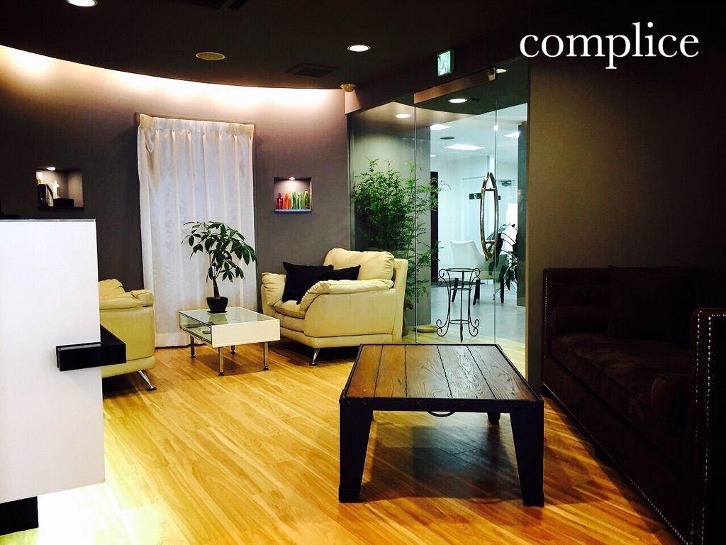 【南船場】≪社会保険完備≫≪月給20万円スタート≫≪未経験・通信生・新卒生OK≫≪月8,9日休み≫経験豊富なスタイリストさんから直接高い技術が学べる環境!!ヘアメイクや撮影に興味がある方にもオススメ!「complice 南船場店(コンプライスミナミセンバテン)」からアシスタント(美容師)の求人★☆★