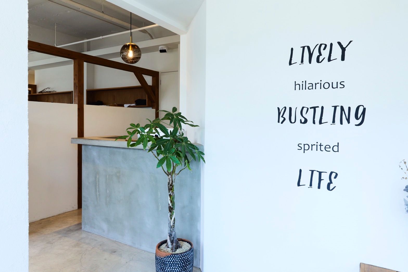 【西飾磨】≪社会保険完備≫≪完全週休2日制≫≪営業中のレッスンOK≫働きやすさ抜群のアットホームサロン！売れるスタイリストになるためにしっかりとカリキュラムがあるので安心して学んでいけます！スパニストも大歓迎「LiLL by glad（リルバイグラッド）」アシスタント・スパニスト（美容師）の求人☆★☆