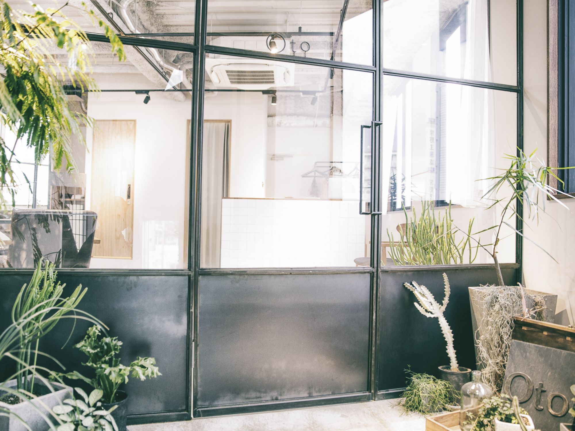 【京阪枚方市駅】≪月8,9日休み≫≪社会保険完備≫≪19時台に退社可能≫20代のお客様を中心に人気のサロン！個性を生かしながらしっかりとキャリアアップしていける環境があります◎Oto（オト）からアシスタント（美容師）の求人☆★☆