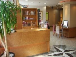 【阪急六甲】≪スタイリスト月給25万円〜≫≪完全週休2日OK!!≫≪土日休みも相談可能≫働きやすさ抜群の地域密着型のお店!!拘束時間9時間とプライベートも充実出来るアットホームなサロン“Monalisa(モナリザ)”からスタイリスト(美容師)の求人☆★