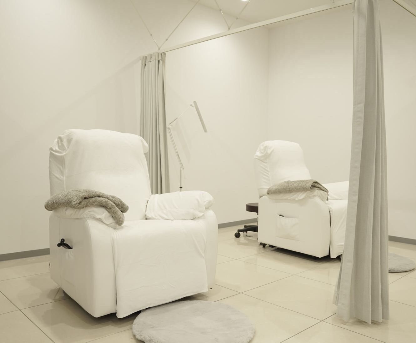 【久留米高校前駅】≪月給30万円も可能・土日祝の希望休OK・月8日休み・社会保険完備・実働8時間・未経験OK・営業時間18時まで・残業なし・研修中も給与あり≫未経験の方もご安心ください!1日でも長く働ける環境づくりに取り組みます!店舗展開中のアイラッシュサロン「Lily(リリー)」からアイリスト(まつげエクステ・まつげパーマ・アイブロウ)の求人☆☆