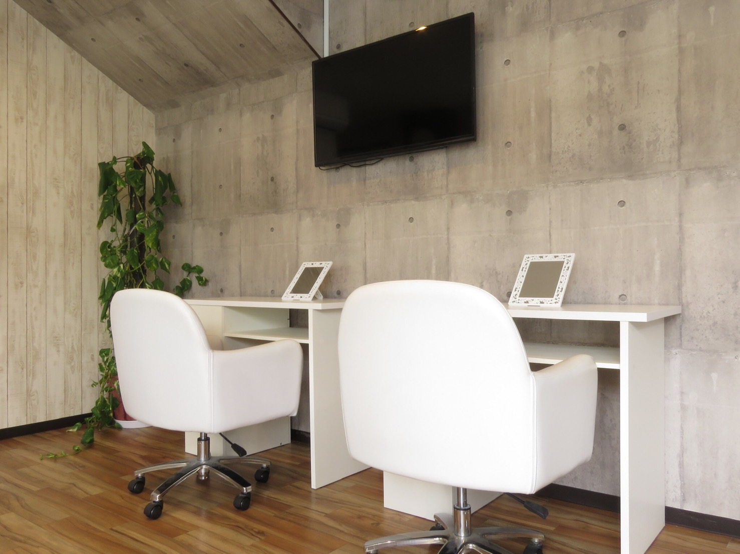 【宮の陣】≪月給30万円も可能・月8日休み・社会保険完備・実働8時間・未経験OK・研修中もお給与あり≫未経験の方もご安心ください!1日でも長く働ける環境づくりに取り組みます!店舗展開中のアイラッシュ&ネイルサロン「Madonna Lily(マドンナリリー)」からネイリスト(ネイル)の求人☆☆