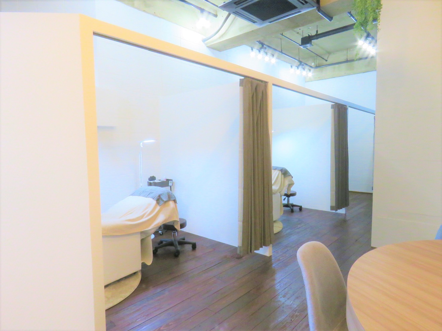 【花畑】≪月給30万円も可能・土日祝の希望休OK・月8日休み・社会保険完備・実働8時間・未経験OK・営業時間18時まで・残業なし・研修中も給与あり≫未経験の方もご安心ください！1日でも長く働ける環境づくりに取り組みます！店舗展開中のアイラッシュサロン「Eye Ris（アイリス）」からアイリスト（まつげエクステ・まつげパーマ・アイブロウ）の求人☆☆