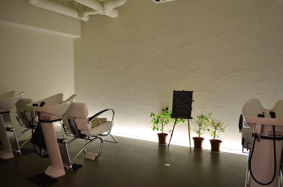 【大宮】≪月給27万円〜≫≪社会保険完備≫≪有給休暇年10日≫高水準のお給料など働きやすい環境が整ったアットホームサロン!入客チャンスも多いのでさらにステップアップしたい方にお勧め!「hair & make azur 大宮店(ヘアーアンドメイクアズールオオミヤテン)」からスタイリスト(美容師)の求人★☆