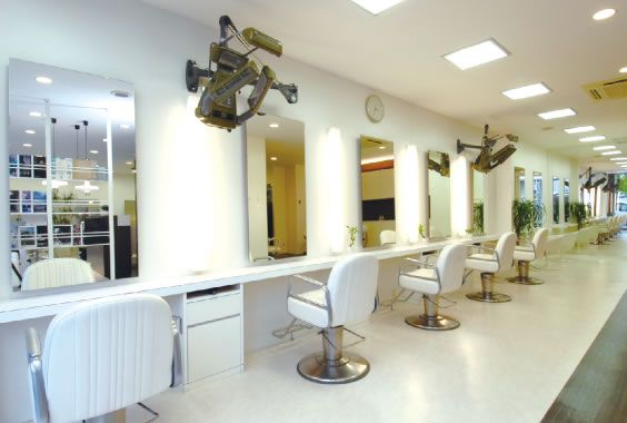 【上小田井】 月30万円保証あり 人気ヘアサロングループ!歩合制 個人売上50〜65%+指名料100%還元 地域密着でシンプルな店内☆完全マンツーマン&高単価な仕事を行うことが出来る環境です!「LOAOL KAMIOTAI(ロアールカミオタイテン)」からスタイリスト(美容師)の求人☆★