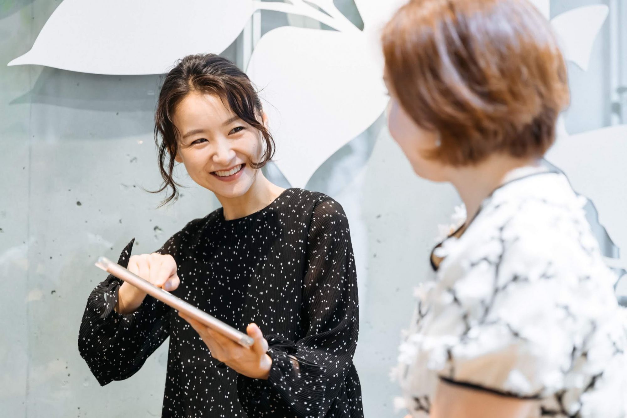 【本町】≪月給26万円以上≫≪月8日休み≫≪社会保険完備 ≫≪有給休暇あり≫≪GW休暇あり≫≪完全マンツーマン&高単価≫こだわりの薬剤・商材を揃え、1人のお客様にしっかり向き合った施術が可能!美容師として長く働いていける環境と待遇を用意しています!「morinoma(モリノマ)」からスタイリスト(美容師)の求人★☆