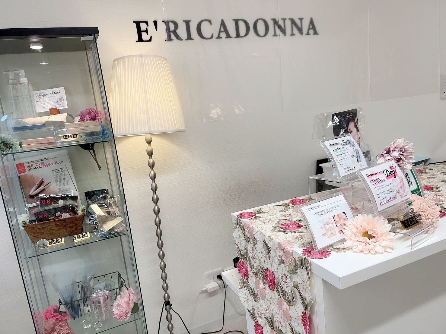 【寝屋川市駅】≪営業時間18時まで≫≪月給25万円〜≫≪土日祝の時給UP制度あり≫≪希望休月4日OK≫≪有給消化実績あり≫≪人間関係〇≫今までの経験を活かして楽しく働きたい方におすすめ「E’RICADONNA 寝屋川店（リッカドンナネヤガワテン）」からアイリスト（アイデザイナー・まつ毛エクステ）の求人★☆★