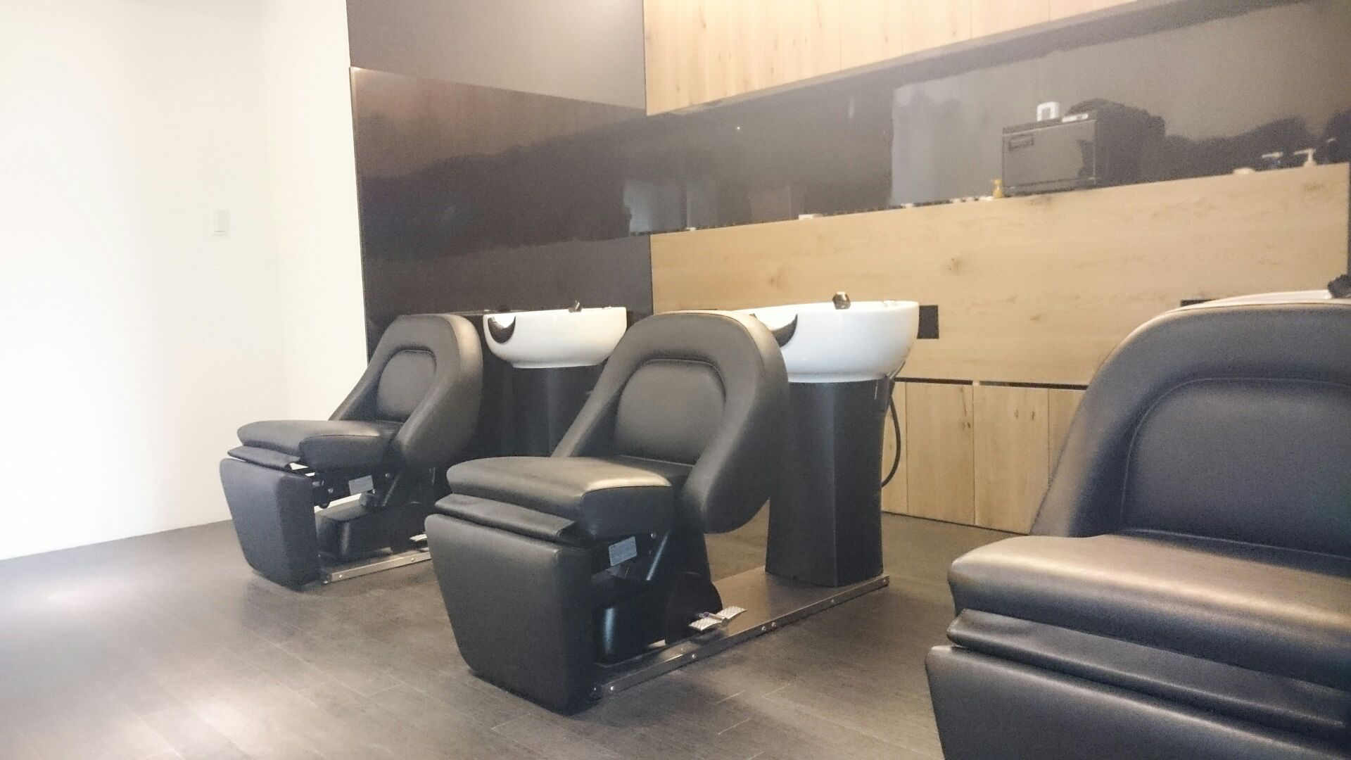 【千里丘】≪月給30万円～≫≪時給1200円～≫≪ママさん美容師も必見≫≪自転車支給あり※駐輪場の負担もありません≫≪入客チャンス多数あり≫≪朝礼や終礼なし≫予約の都合次第で17時や18時に退勤も可能！興味があればまつエクも学べる！キッズルーム完備なので、お子さん持ちの女性の方にオススメ！美容師を長く続けていける環境があります！「ALPHA（アルファ）」からスタイリスト（美容師）の求人☆★☆