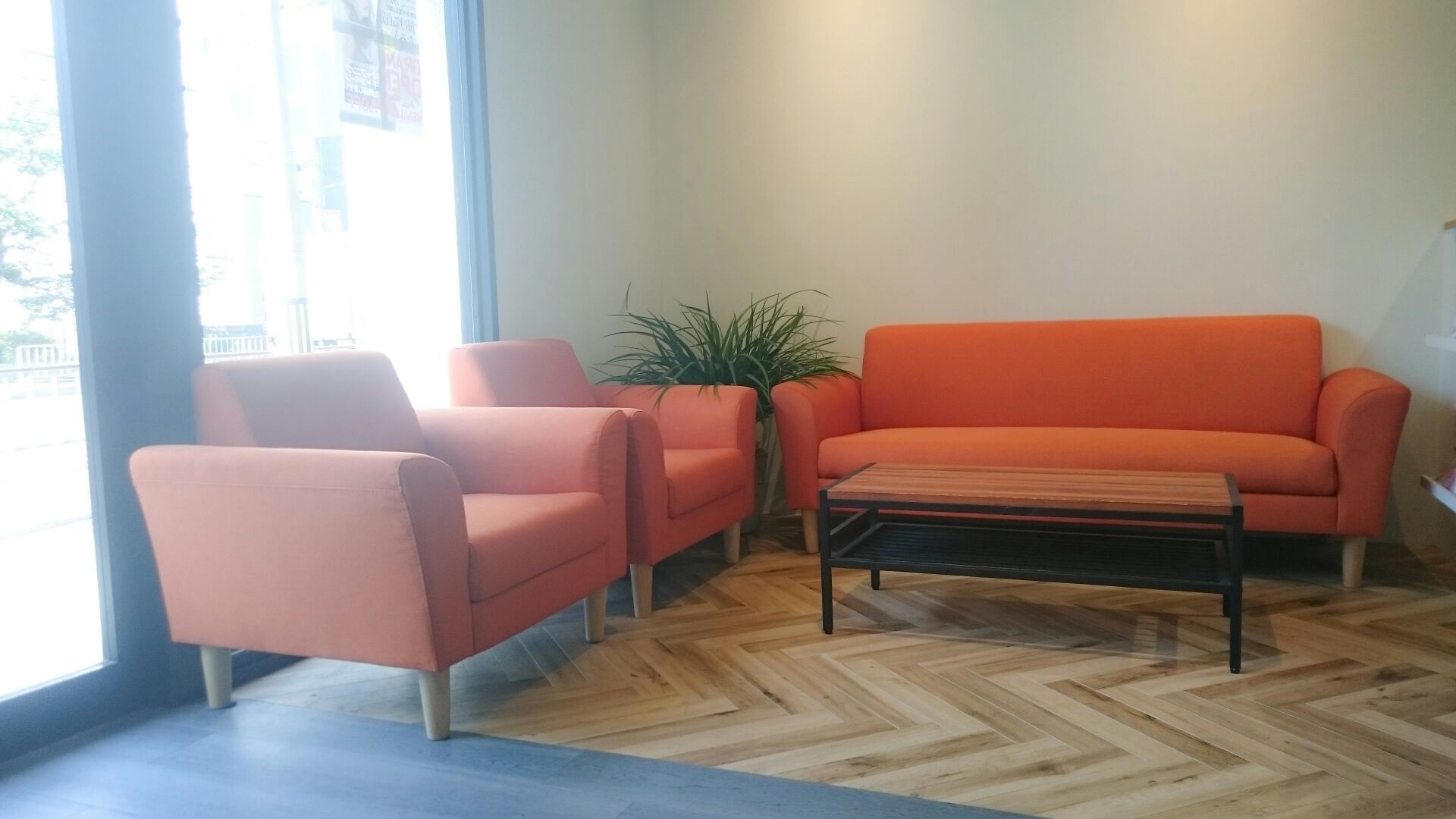 【千里丘】≪月給30万円～≫≪時給1200円～≫≪ママさん美容師も必見≫≪自転車支給あり※駐輪場の負担もありません≫≪入客チャンス多数あり≫≪朝礼や終礼なし≫予約の都合次第で17時や18時に退勤も可能！興味があればまつエクも学べる！キッズルーム完備なので、お子さん持ちの女性の方にオススメ！美容師を長く続けていける環境があります！「ALPHA（アルファ）」からスタイリスト（美容師）の求人☆★☆