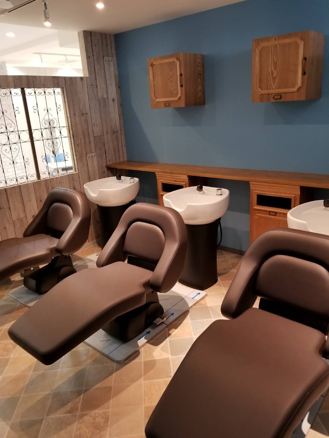 【心斎橋】≪完全週休2日制≫≪社会保険完備≫≪有給休暇あり≫≪早期2年デビュー≫髪質改善特化型サロンとして大人気！西海岸風スタイルのカジュアルサロン！「Alushe 心斎橋（アルーシェシンサイバシ）」からアシスタント（美容師）の求人☆★☆