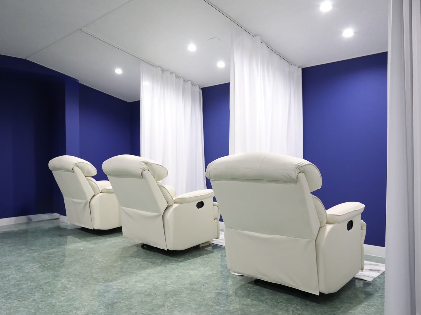 【豊中】≪社会保険完備≫≪20時までに退勤可能≫オフィス向けのシンプルデザインが人気のためOL女性のリピーター多数！ネイルアイを取り扱うトータルビューティーサロン「ACRO eye total beauty 豊中（アクロアイトータルビューティートヨナカ）」からネイリスト（ネイル）の求人★☆★