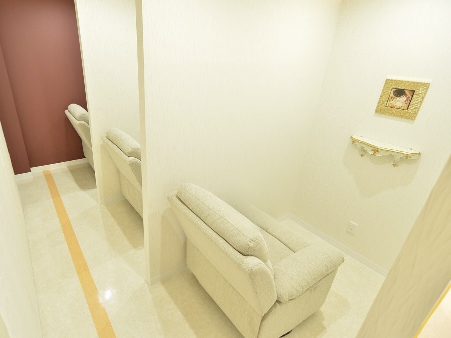 【梅田】≪実働8時間≫≪完全週休2日≫≪社会保険完備≫メニュー豊富のため得意な技術を活かして働ける!ネイルアイ併設のため、目元から指先までの美を創り出すサロン「ACRO eye total beauty(アクロアイトータルビューティー)」からアイリスト(まつげエクステ・まつげパーマ・アイブロウ)の求人★☆★