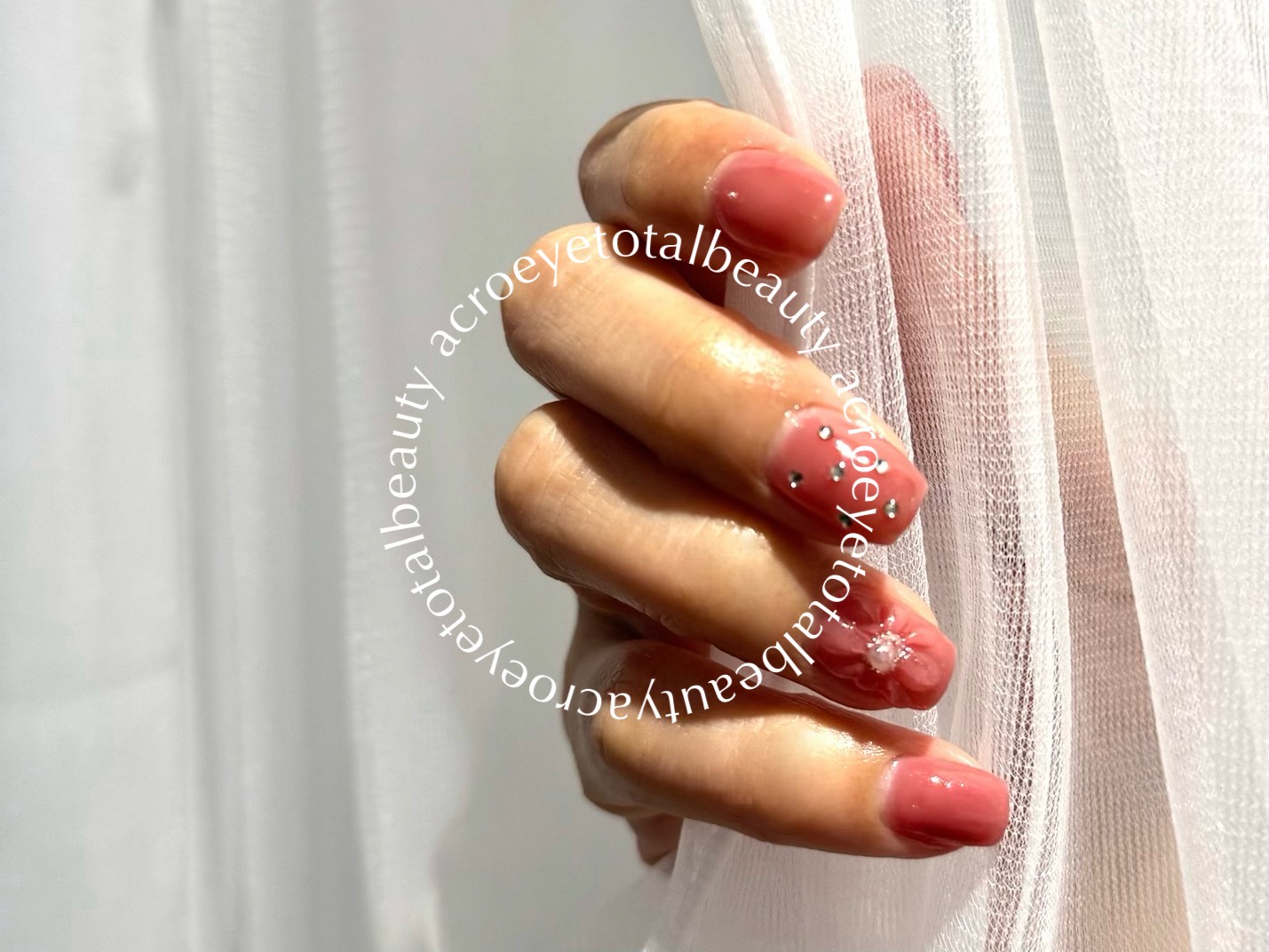 【豊中】≪社会保険完備≫≪20時までに退勤可能≫オフィス向けのシンプルデザインが人気のためOL女性のリピーター多数！ネイルアイを取り扱うトータルビューティーサロン「ACRO eye total beauty 豊中（アクロアイトータルビューティートヨナカ）」からネイリスト（ネイル）の求人★☆★