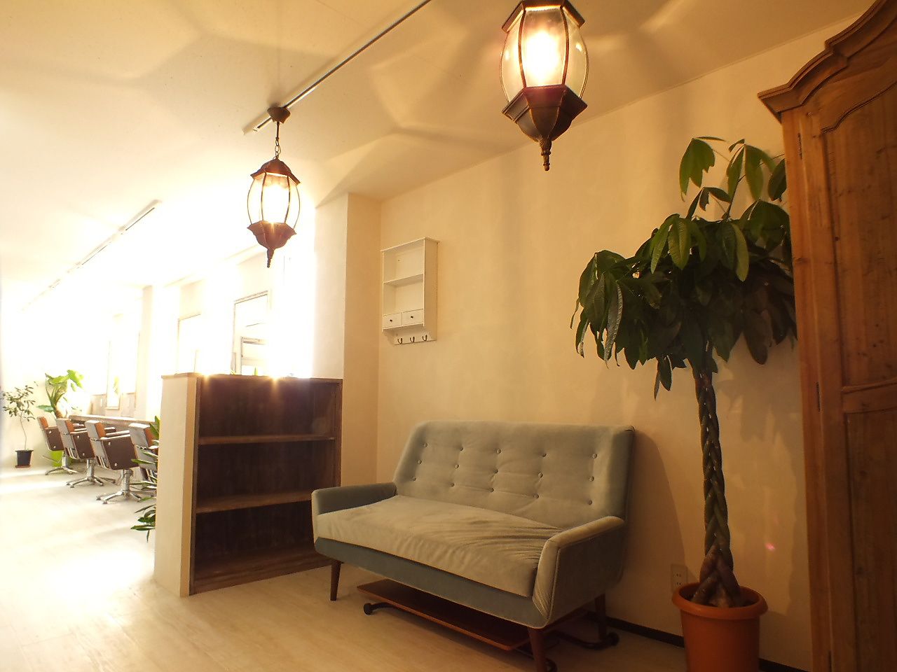 【南森町】■完全週休2日制・社会保険完備・有給休暇あり■2交代制で勤務時間を短縮！身体への負担も少なくプライベートも大切にできます★ファミリーに愛されるnourish（ノリッシュ）からアシスタント（美容師）の求人☆★☆